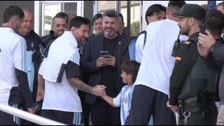 Download lagu Para penggemar bersorak gembira saat Messi memasuki lapangan… untuk LATIHAN! | WeShow Sports | mp3