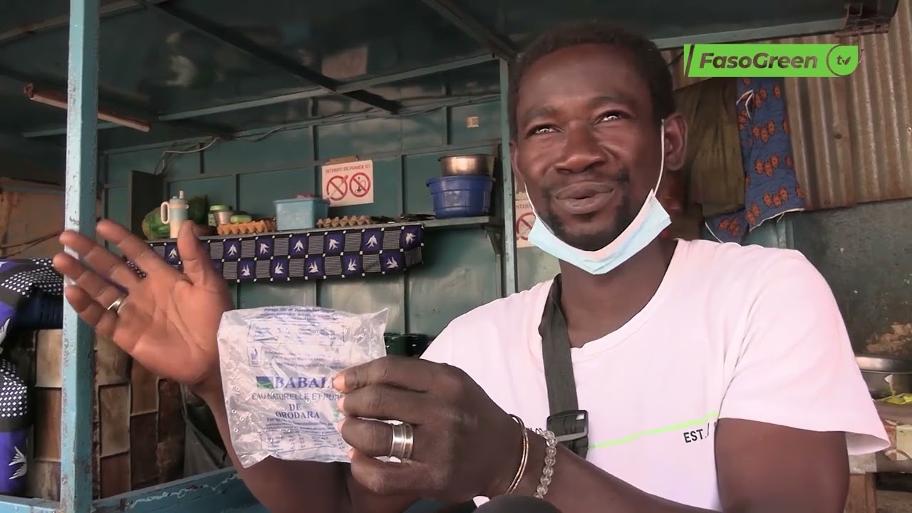 Préférence pour l’eau en sachet à Ouagadougou : un choix aux risques méconnus pour la santé