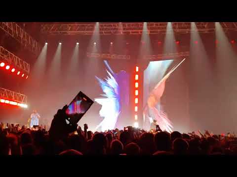 Eladio Carrión, Bhavi - Hola bebé (Vivo Luna Park)