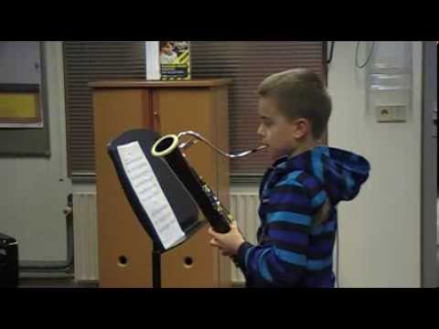 Thomas speelt Gavotte van Michael Rose