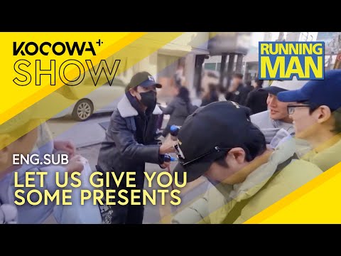 Unexpectedly Bumped Into EXO's Chanyeol Walking His Dog | Running Man EP742 | KOCOWA+