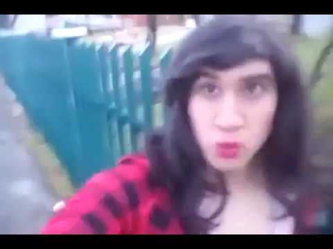 Crossdresser en el parque