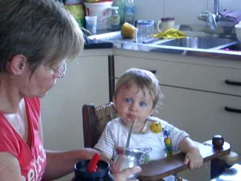 Phillip trinkt mate Teil 1 Phillip tomando "chimarrão"