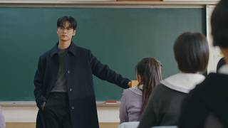 A nerd da sala tem um crush no professor bonitão