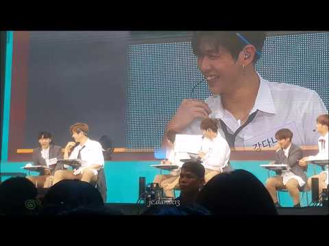 170922 Wanna One FM Singapore - Kang Daniel showing bunny teeth and his drawing