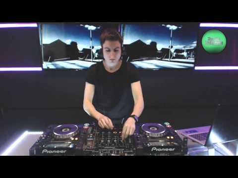 Live @ Radio Intense 04.12.2013 - Yura Moonlight (Peak Time 011)