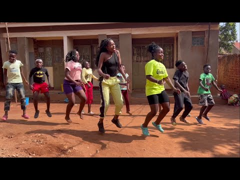 Ghetto Kids & Sherrie Silver - Dancing Happy Feet