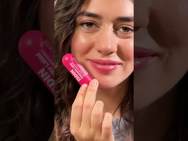 Vídeo relacionado con ISDIN Reparador Labial Fluido, Protege y repara los labios, la nariz y la zona perioral, con ácido hialurónico, 10ml