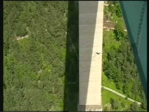Man vs Gravity - 192m Bungee Europabrücke