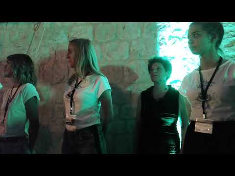 53. FDK OMIŠ,  klapa Oneum izvodi Himnu Fdk uz podizanje fest.zastave članice klape Linđo-N