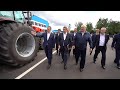Лукашенко: Мужики, скажите, какой недостаток этого трактора? // Мядельский район. Рабочая поездка
