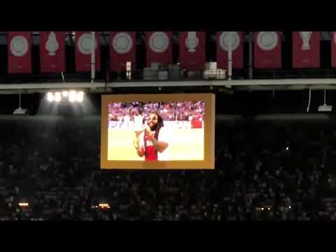 Ky-Mani Marley, hijo de Bob Marley,cantando "Three Little Birds" en Campo del Ajax partido Champions