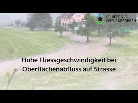 Hohe Fliessgeschwindigkeit bei Oberflächenabfluss auf Strasse