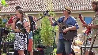 Dans l'eau de la claire fontaine Music Video