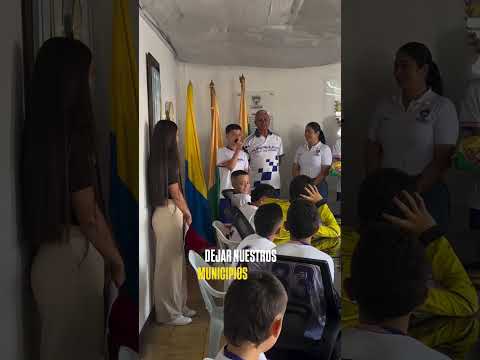 Entrega de la bandera al equipo que representará a La Merced en el Zonal Nacional de Baby Fútbol