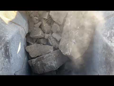 Caterpillar 988K loading a jaw crusher