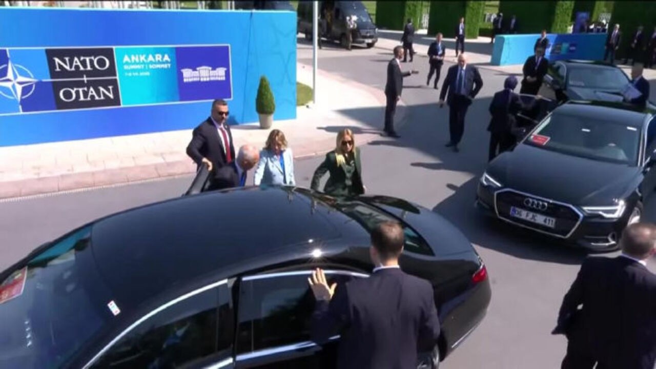 Meloni arriva a vertice Nato di Ankara con Tajani e Crosetto. La premier ha scelto un completo verde