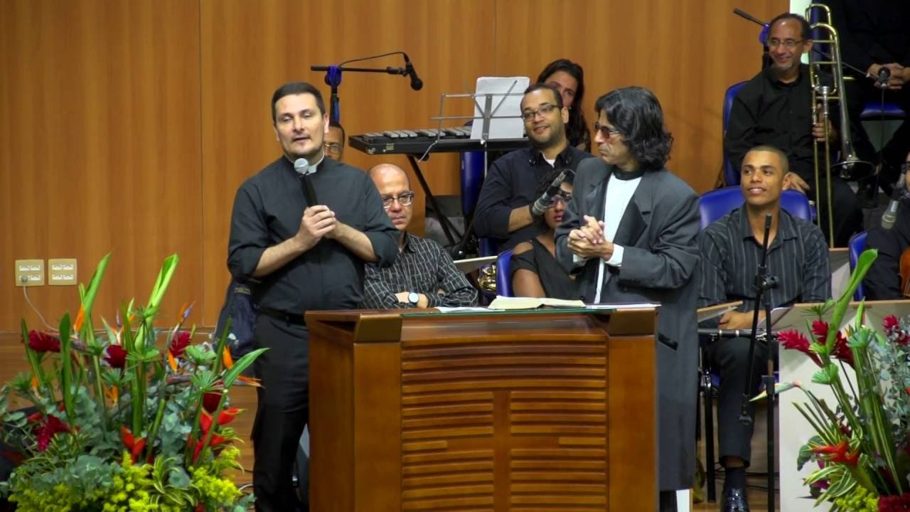 Pastor recebe Padre em sua igreja... veja o que acontece em seguida.