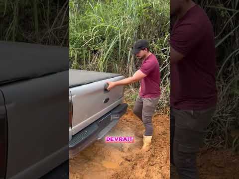 Cet gars trouve une astuce très intelligente et simple pour sauver sa voiture de la boue.