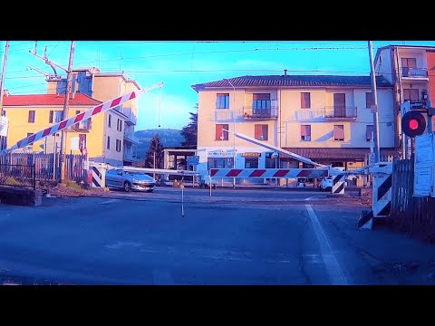 Passaggio a livello Bistagno (AL) treno in transito #LevelCrossing #Bistagno