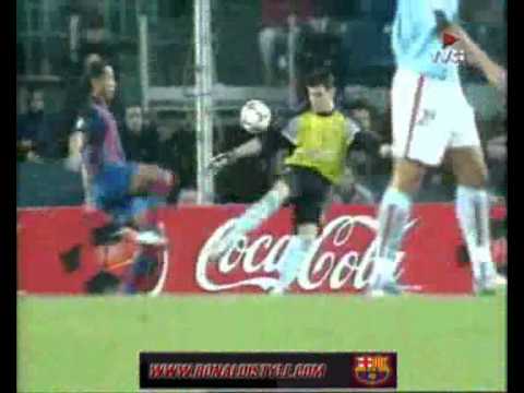 Ronaldinho Gaucho tira a bola da mão do goleiro