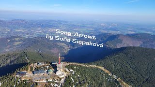 Video Písnička Arrows od Soni Siepakové. Video z motorového paraglidin