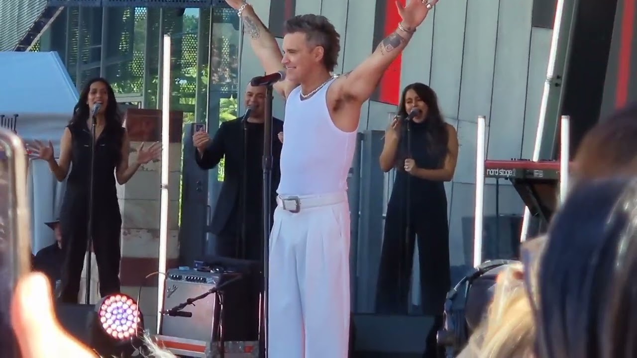 She's The One. Robbie Williams. Melbourne.