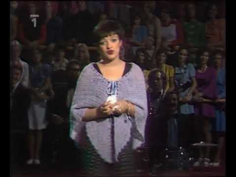 Karel Gott uvádí Ninu Hagen v divadle ve Slaném (1975)