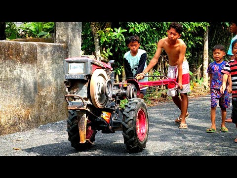 Traktor sawah sepulang servis langsung masuk kandang