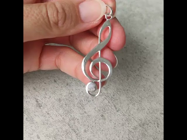 Vídeo relacionado con WANDA PLATA Collar con Colgante Clave de Sol para Mujer en Plata de Ley 925, Música, Nota Musical