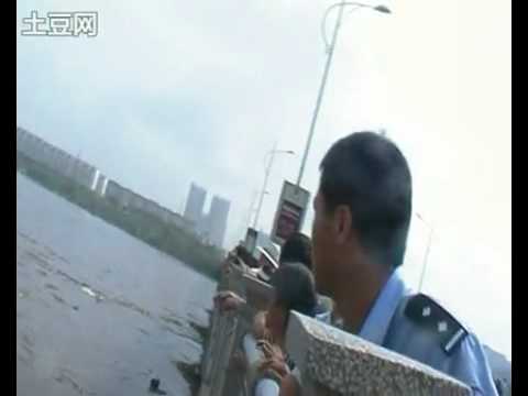 吉林數千隻化工原料桶被洪水衝入松花江(視頻)