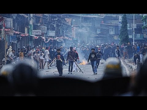 Video Thumbnail: Students clash with riot police in Jakarta over MPs’ housing benefits