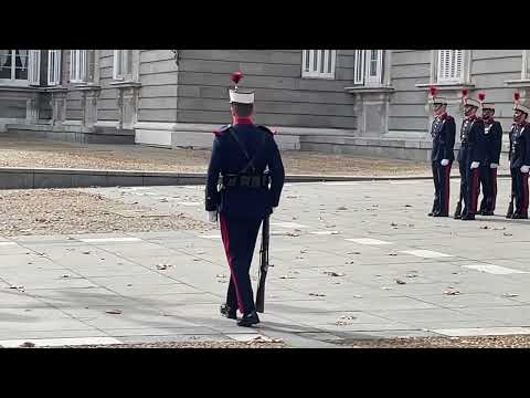CAMBIO DE GUARDIA EN LA PUERTA DEL PRÍNCIPE DEL PALACIO REAL 