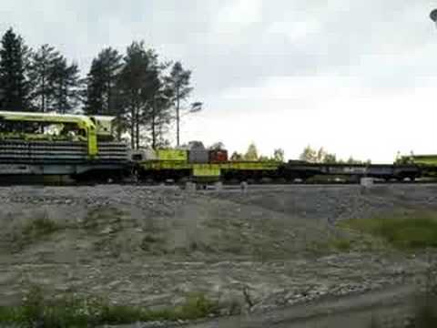 Spårbyggnadståget SVM 1000 passerar, Umeå godsbangård