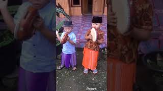 Download lagu Ajaib anak umur 4 tahun memainkan rebana Sholawat badar Anak-Anak#shorts mp3
