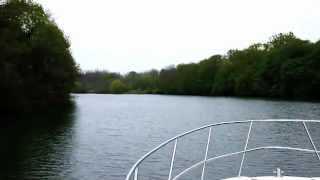 preview picture of video 'GlobalGrasshopper goes boating on the Saone, France'