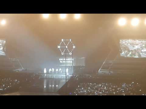 170402 EXO-Ls SINGING HAPPY BIRTHDAY TO SEHUN EXOrDIUM Concert In Singapore