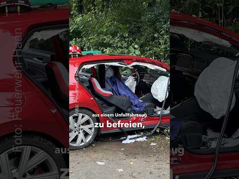 Verkehrsunfall: Große Seitenöffnung 🚒 #feuerwehr #haan #feuerwehrhaan #verkehrsunfall #unfall