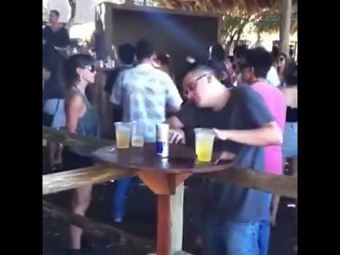 Ce ai face dacă ai da peste aşa ceva &icirc;n club? Doamne, ce e &icirc;n capul lui? (VIDEO)