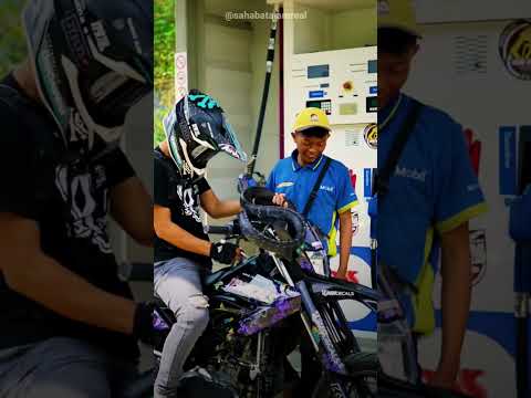 He Lives With A Cobra Like It's His Pet😱🐍