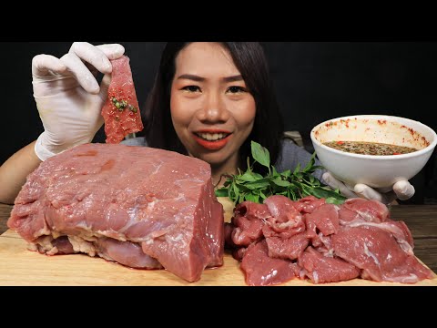 Eating beef raw with chili sauce - Mukbang beef raw...