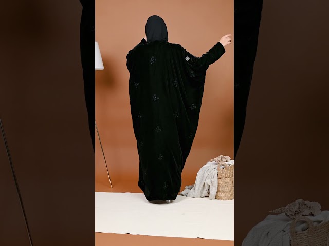 عباية مخمل مشلح بتطريز يدوي