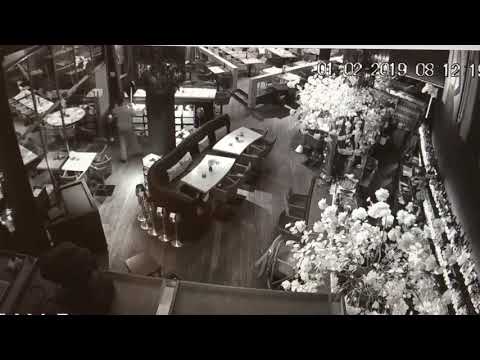 Fensterputzer ist gründlich sieht seine selbst geputzte Glas Tür nicht