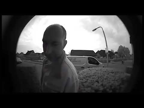 DHL postbezorger valt en scheld