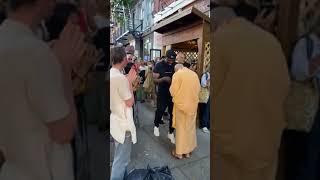 Radhanath maharaj giving obeisance to everyone! 😍