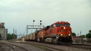 preview picture of video 'BNSF 6321 East by Wataga, Illinois on the BNSF Mendota sub'