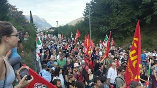 Raduno neonazista, il video: grande partecipazione alla contro-manifestazione antifascista. Bandi...