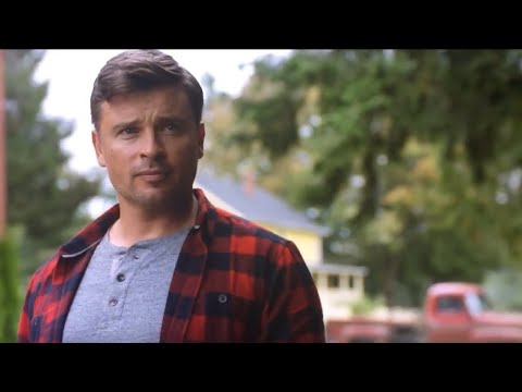 Clark Kent di Smallville! (Tom Welling Cameo)  CRISI SULLE TERRE INFINITE ITA