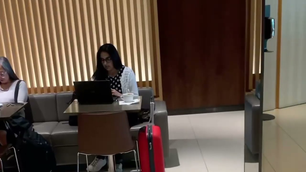 Air Canada Maple Leaf Lounge