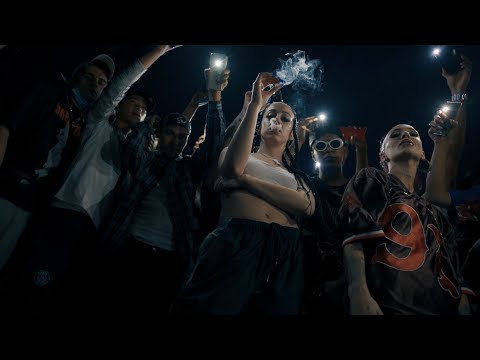 LA JOAQUI Ft Juicy BAE - Un Montón (Video Oficial)